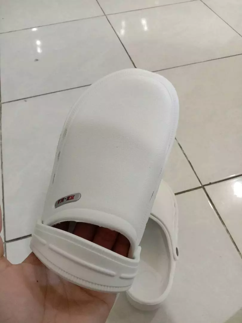 Sendal Kodok Medis Putih Anti Slip Pria Wanita - Foto ulasan pembeli