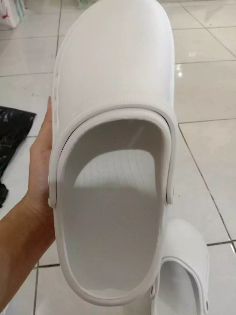 Sendal Kodok Medis Putih Anti Slip Pria Wanita - Foto ulasan pembeli