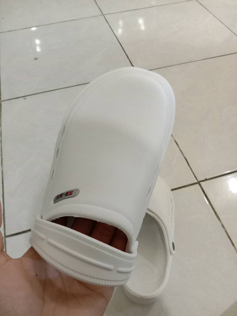 Sendal Kodok Medis Putih Anti Slip Pria Wanita - Foto ulasan pembeli