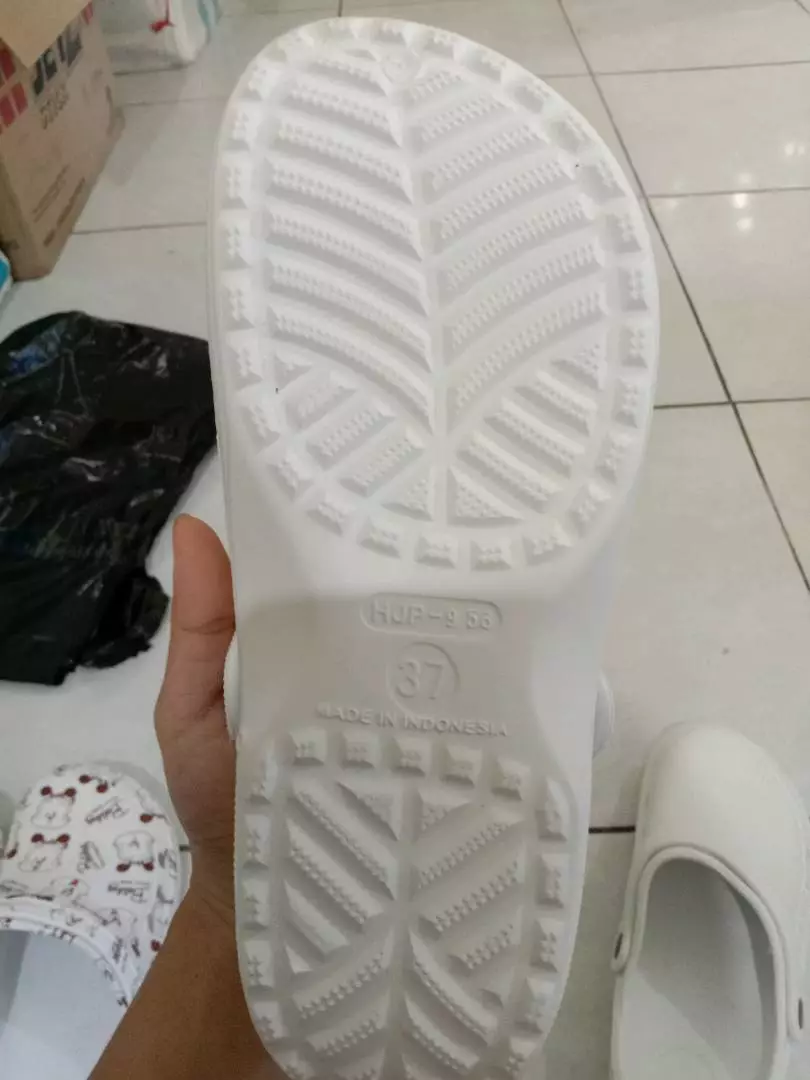 Sendal Kodok Medis Putih Anti Slip Pria Wanita - Foto ulasan pembeli