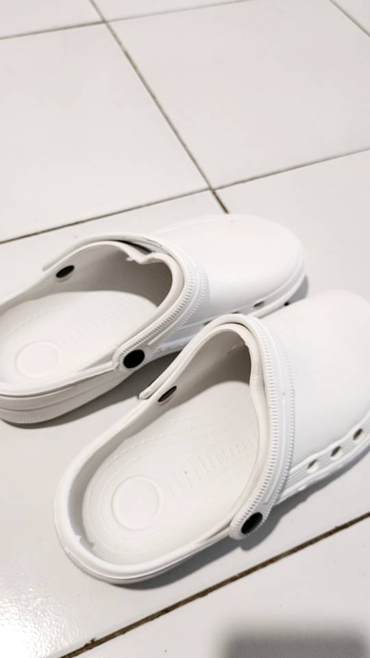 Sendal Kodok Medis Putih Anti Slip Pria Wanita - Foto ulasan pembeli