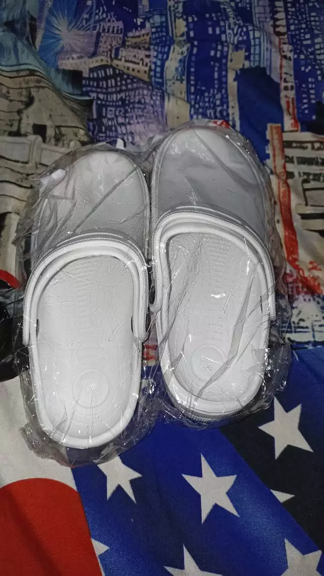 Sendal Kodok Medis Putih Anti Slip Pria Wanita - Foto ulasan pembeli