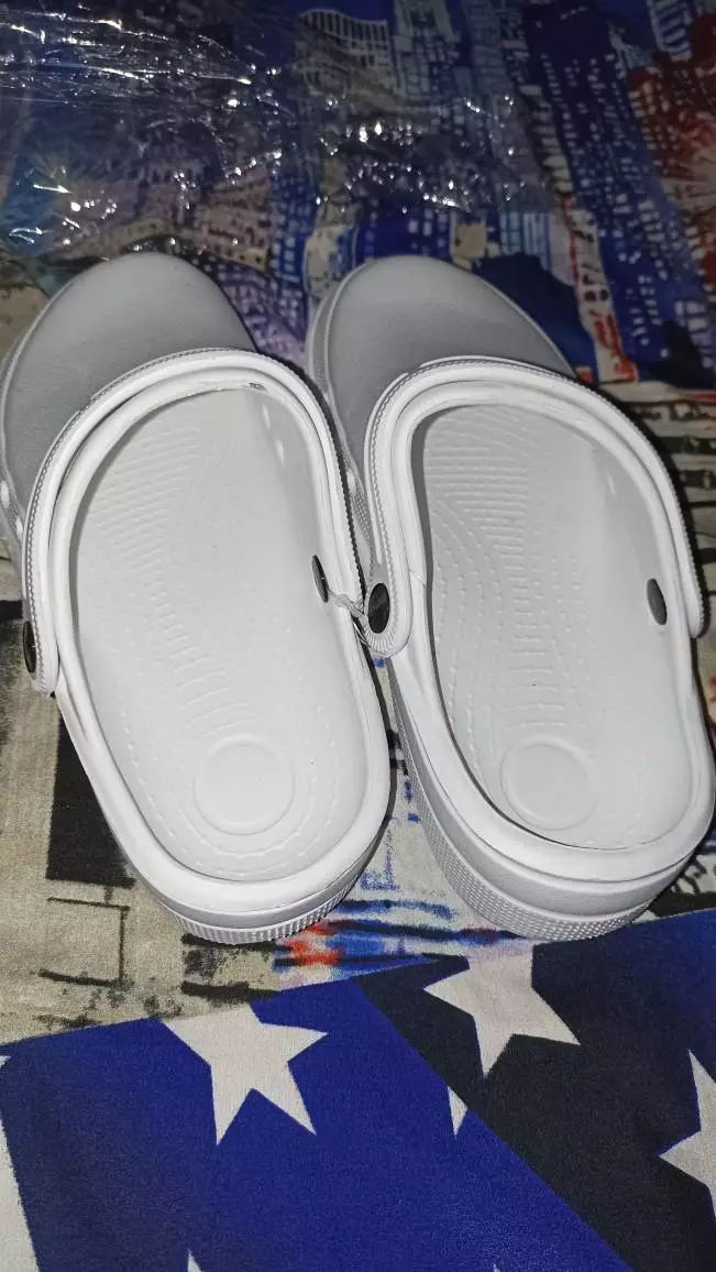 Sendal Kodok Medis Putih Anti Slip Pria Wanita - Foto ulasan pembeli