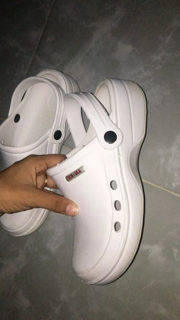 Sendal Kodok Medis Putih Anti Slip Pria Wanita - Foto ulasan pembeli