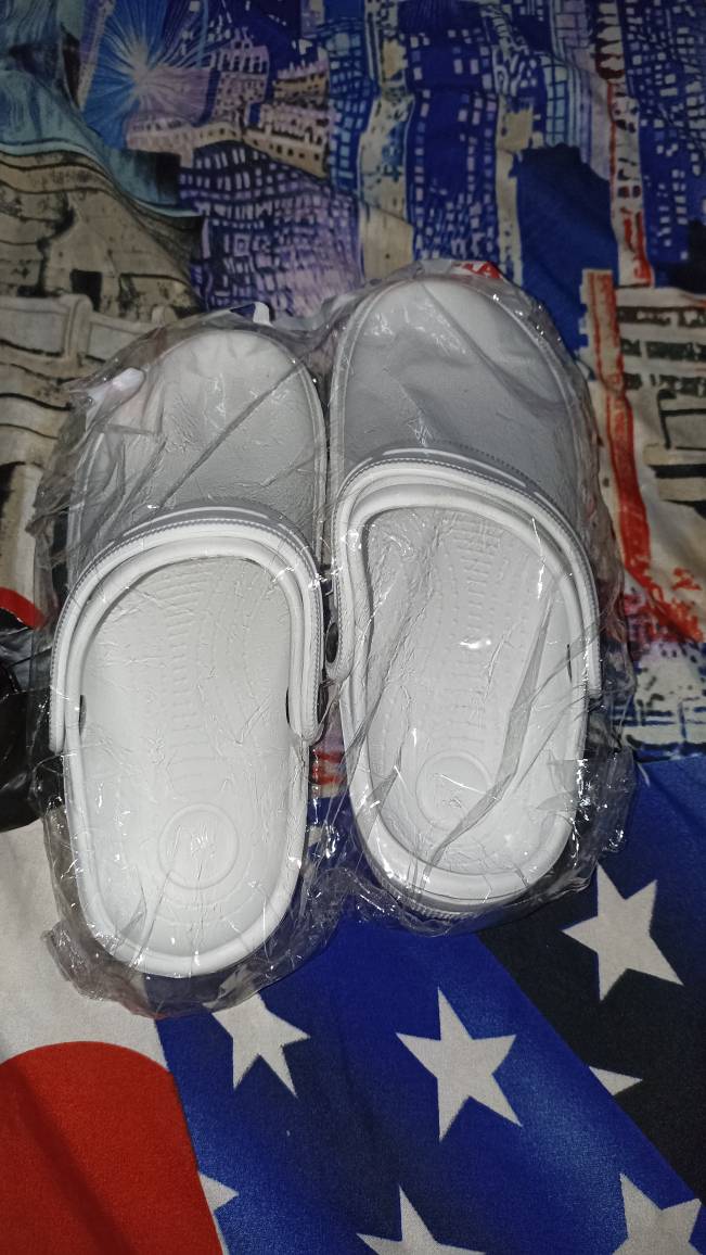 Sendal Kodok Medis Putih Anti Slip Pria Wanita - Foto ulasan pembeli
