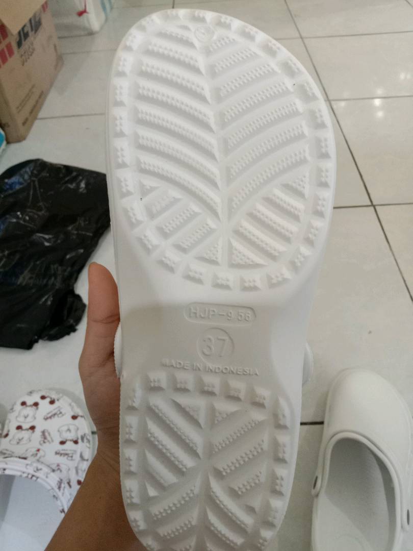 Sendal Kodok Medis Putih Anti Slip Pria Wanita - Foto ulasan pembeli