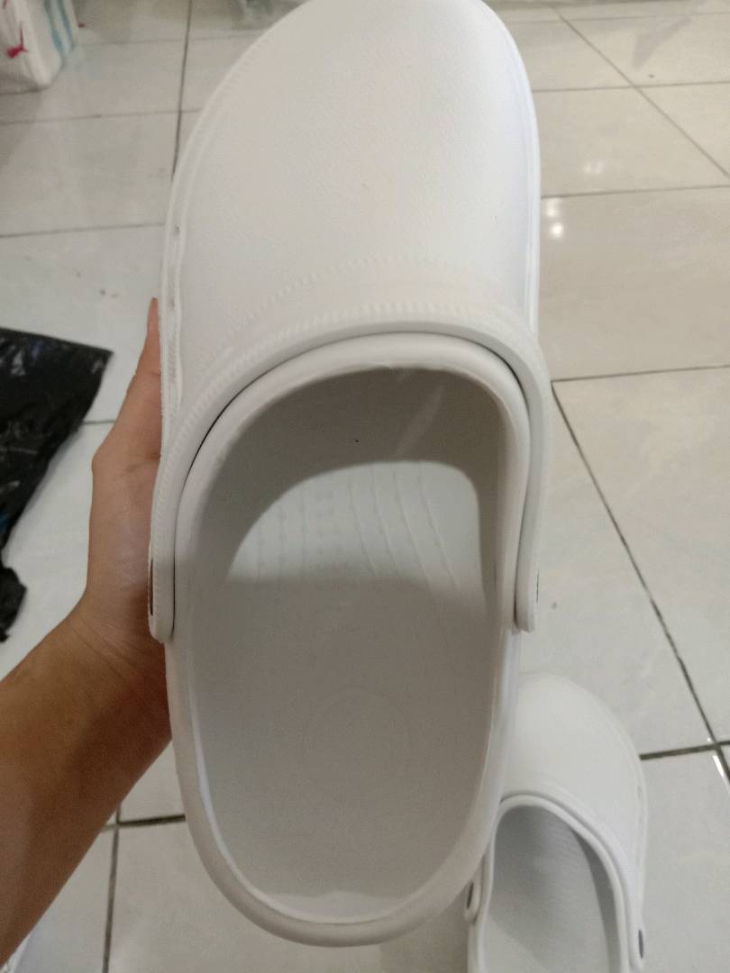 Sendal Kodok Medis Putih Anti Slip Pria Wanita - Foto ulasan pembeli