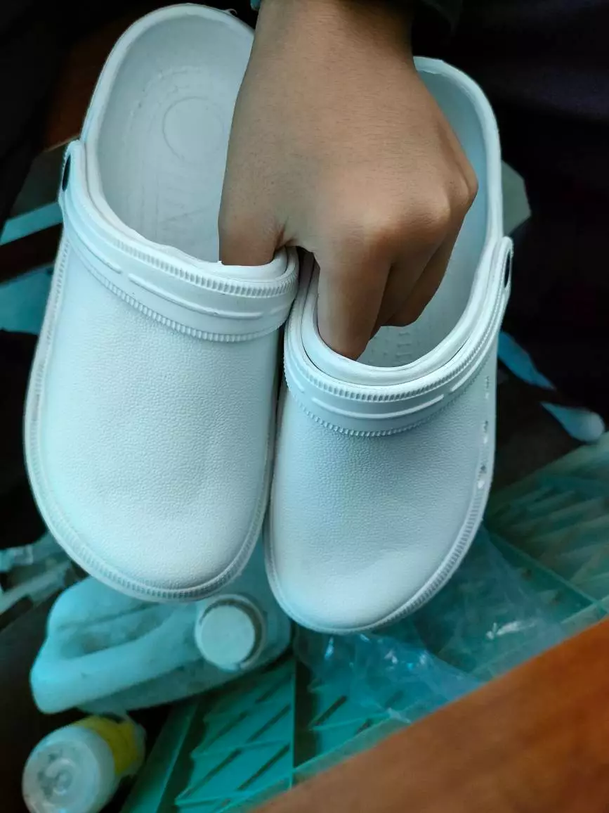 Sendal Kodok Medis Putih Anti Slip Pria Wanita - Foto ulasan pembeli