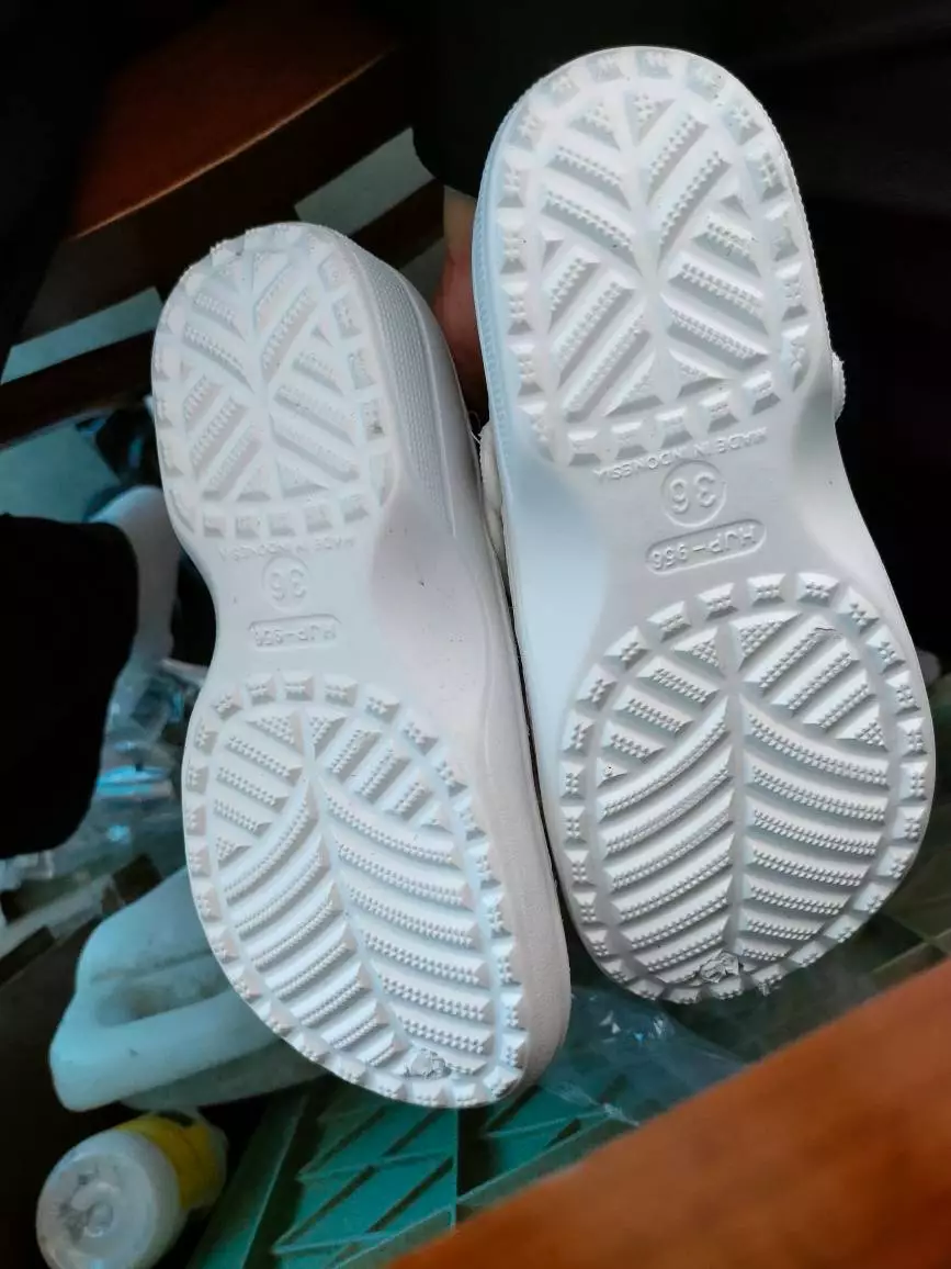 Sendal Kodok Medis Putih Anti Slip Pria Wanita - Foto ulasan pembeli