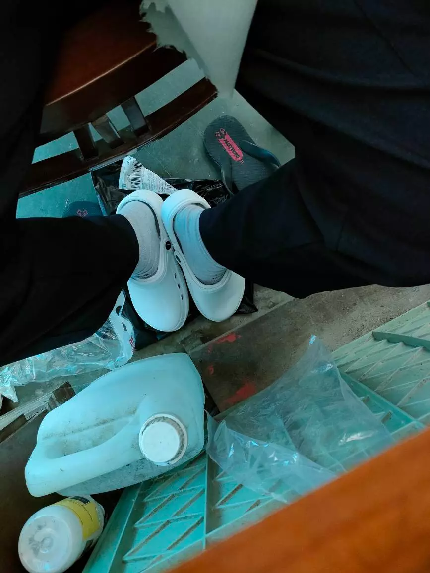Sendal Kodok Medis Putih Anti Slip Pria Wanita - Foto ulasan pembeli