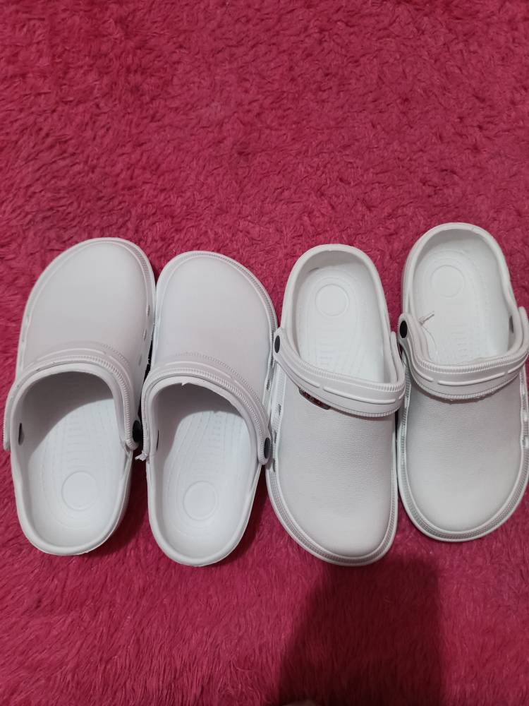 Sendal Kodok Medis Putih Anti Slip Pria Wanita - Foto ulasan pembeli