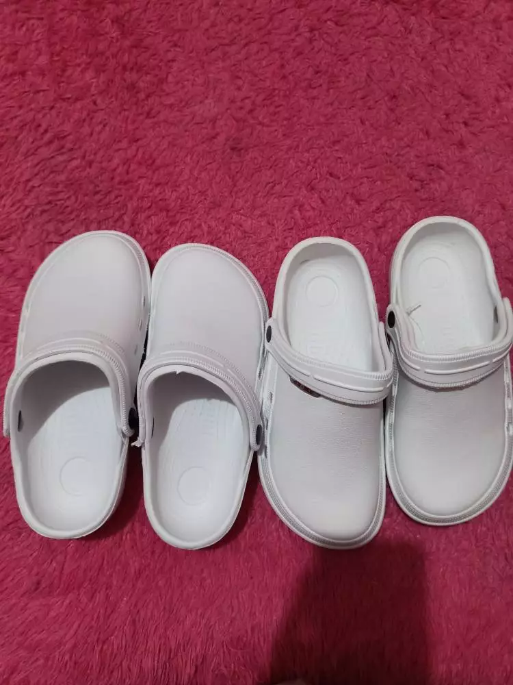 Sendal Kodok Medis Putih Anti Slip Pria Wanita - Foto ulasan pembeli
