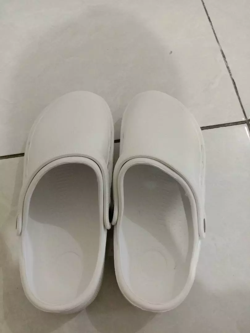 Sendal Kodok Medis Putih Anti Slip Pria Wanita - Foto ulasan pembeli