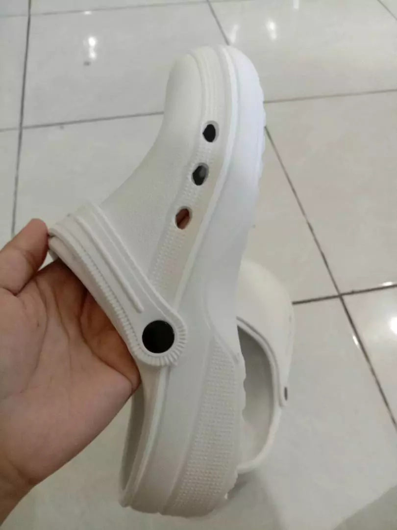 Sendal Kodok Medis Putih Anti Slip Pria Wanita - Foto ulasan pembeli