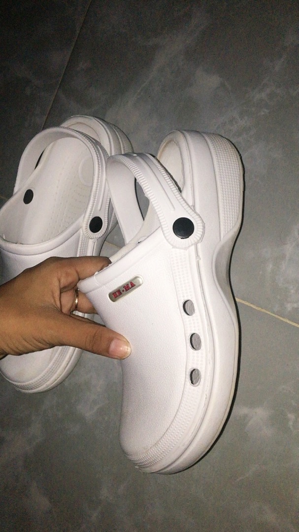 Sendal Kodok Medis Putih Anti Slip Pria Wanita - Foto ulasan pembeli