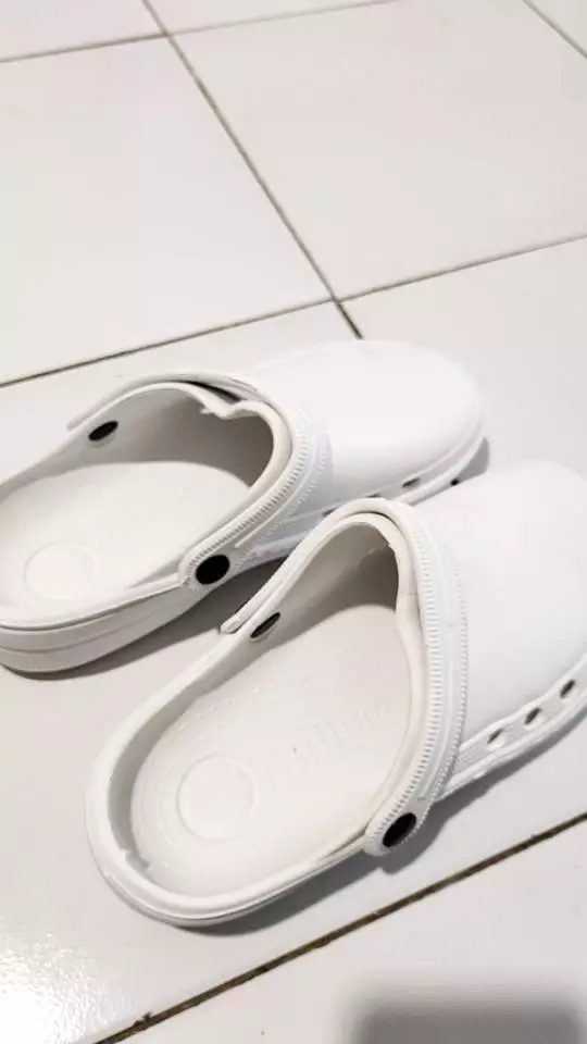 Sendal Kodok Medis Putih Anti Slip Pria Wanita - Foto ulasan pembeli