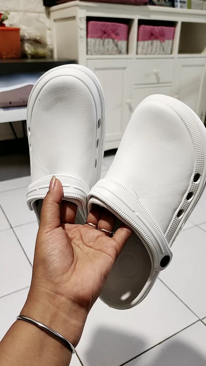 Sendal Kodok Medis Putih Anti Slip Pria Wanita - Foto ulasan pembeli