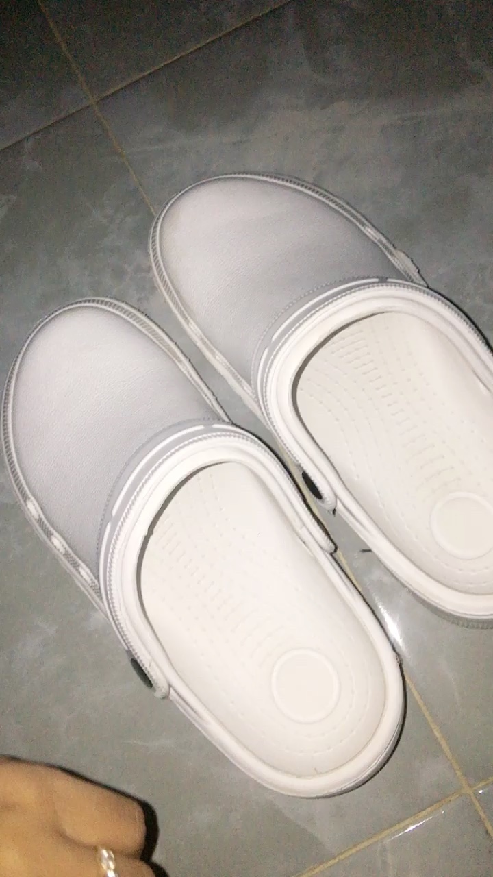 Sendal Kodok Medis Putih Anti Slip Pria Wanita - Foto ulasan pembeli