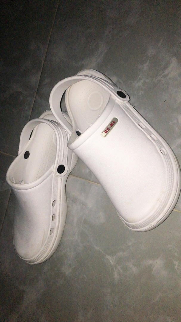Sendal Kodok Medis Putih Anti Slip Pria Wanita - Foto ulasan pembeli