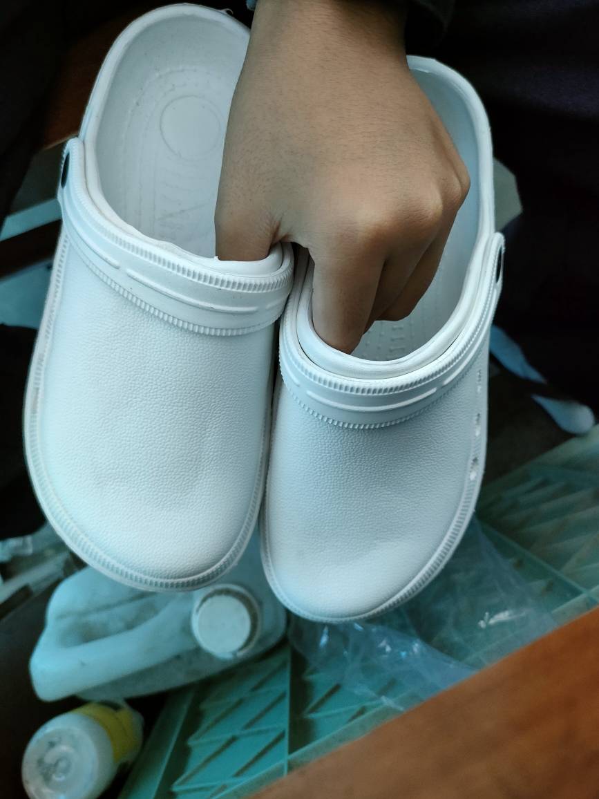 Sendal Kodok Medis Putih Anti Slip Pria Wanita - Foto ulasan pembeli