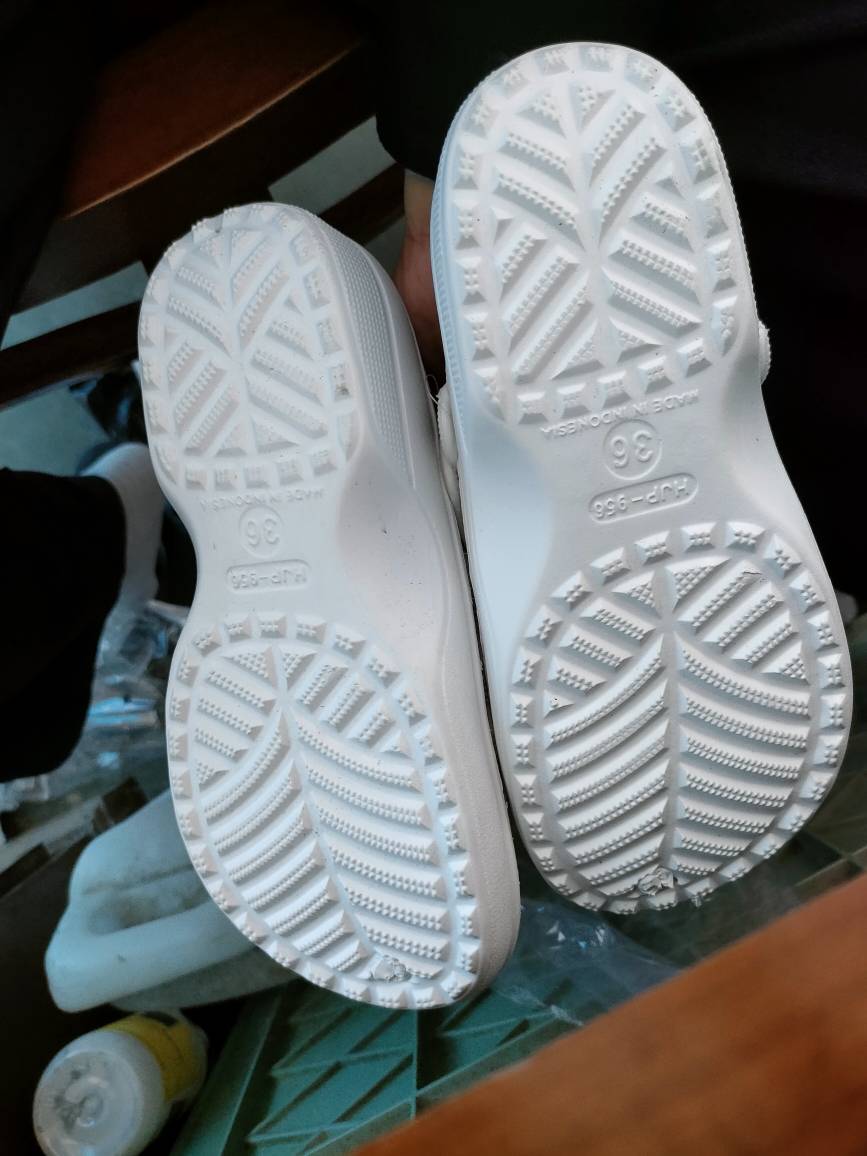 Sendal Kodok Medis Putih Anti Slip Pria Wanita - Foto ulasan pembeli