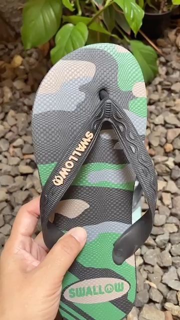 Sendal Swallow terbaru - Sandal Jepit Swallow Camo - Motif Military Original. Sandal Japit original legendaris Swallow Indonesia dengan bahan karet terbaik. Flip Flop empuk dan anti slip. Sendal rumah atau sandal untuk jalan jalan [SWLTRAD 01] - Foto ulasan pembeli