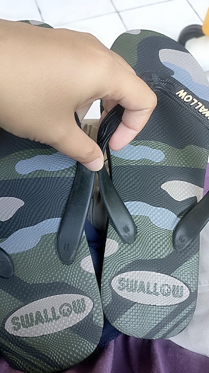 Sendal Swallow terbaru - Sandal Jepit Swallow Camo - Motif Military Original. Sandal Japit original legendaris Swallow Indonesia dengan bahan karet terbaik. Flip Flop empuk dan anti slip. Sendal rumah atau sandal untuk jalan jalan [SWLTRAD 01] - Foto ulasan pembeli