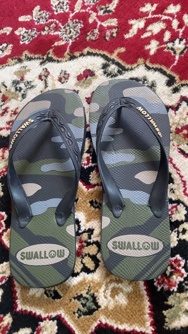 Sendal Swallow terbaru - Sandal Jepit Swallow Camo - Motif Military Original. Sandal Japit original legendaris Swallow Indonesia dengan bahan karet terbaik. Flip Flop empuk dan anti slip. Sendal rumah atau sandal untuk jalan jalan [SWLTRAD 01] - Foto ulasan pembeli