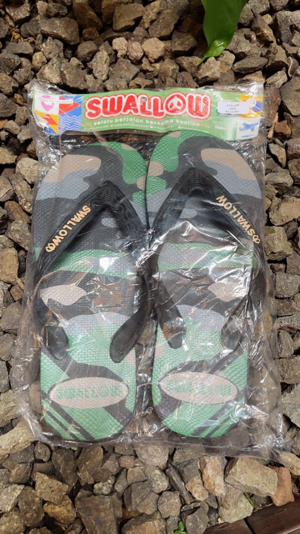 Sendal Swallow terbaru - Sandal Jepit Swallow Camo - Motif Military Original. Sandal Japit original legendaris Swallow Indonesia dengan bahan karet terbaik. Flip Flop empuk dan anti slip. Sendal rumah atau sandal untuk jalan jalan [SWLTRAD 01] - Foto ulasan pembeli