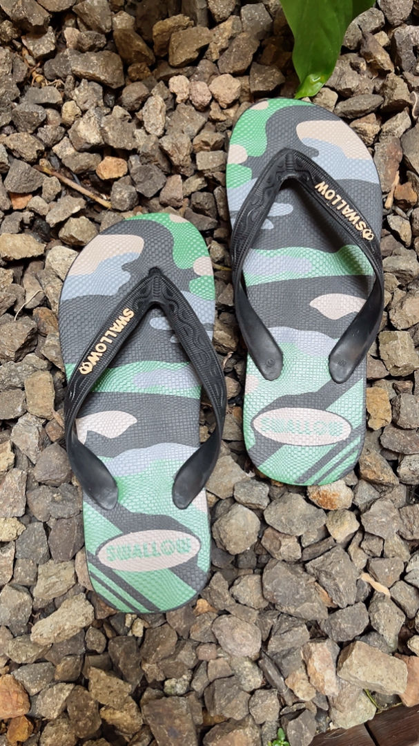 Sendal Swallow terbaru - Sandal Jepit Swallow Camo - Motif Military Original. Sandal Japit original legendaris Swallow Indonesia dengan bahan karet terbaik. Flip Flop empuk dan anti slip. Sendal rumah atau sandal untuk jalan jalan [SWLTRAD 01] - Foto ulasan pembeli
