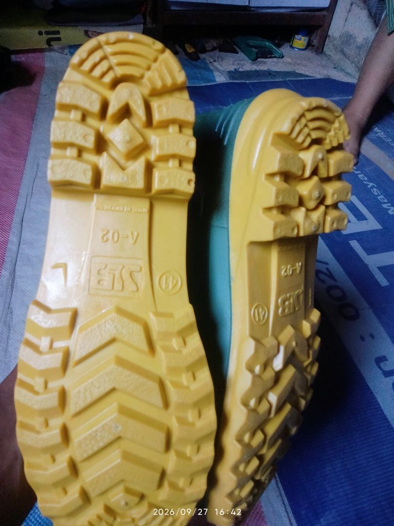 Sepatu Boot Hujan Tinggi Hijau Tebal Premium Anti Licin Tahan Air Pria Wanita Ukuran 39-44 - foto 9 dari 10, ongisland