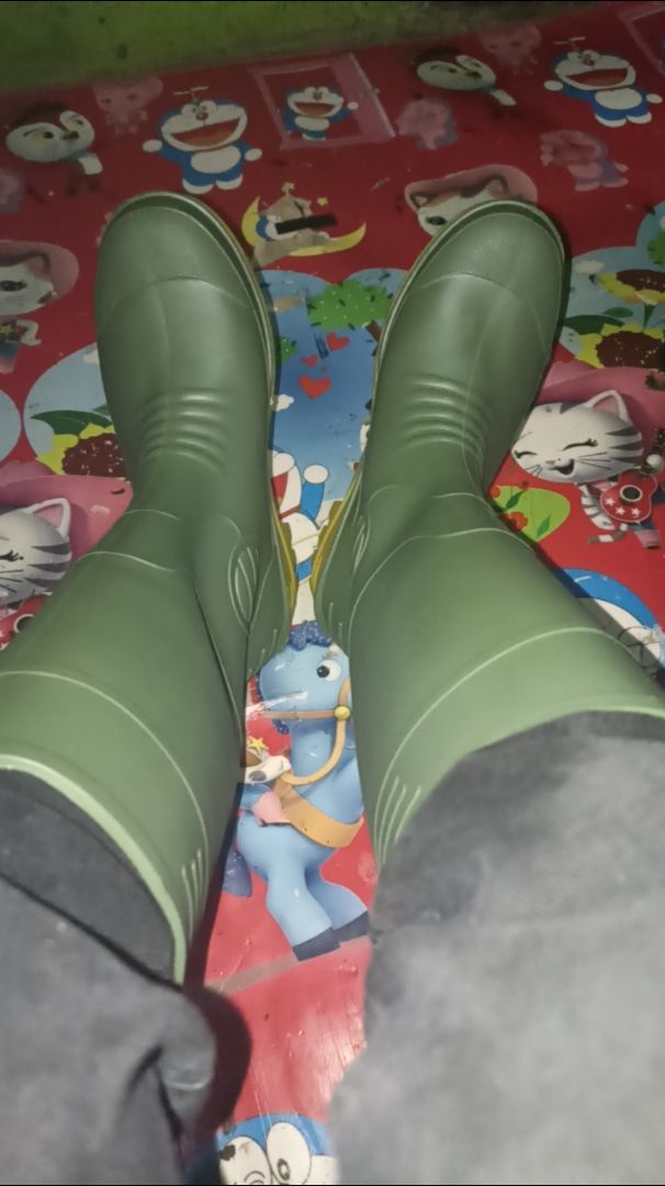 Sepatu Boot Hujan Tinggi Hijau Tebal Premium Anti Licin Tahan Air Pria Wanita Ukuran 39-44 - Foto ulasan pembeli