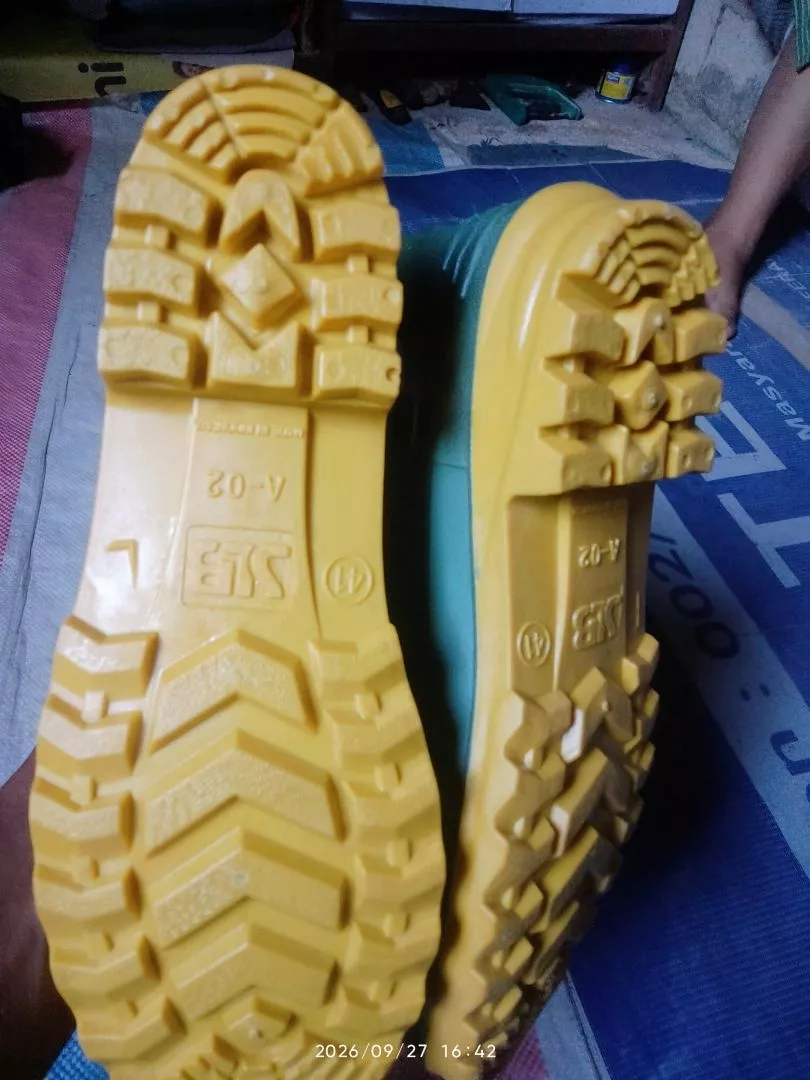 Sepatu Boot Hujan Tinggi Hijau Tebal Premium Anti Licin Tahan Air Pria Wanita Ukuran 39-44 - Foto ulasan pembeli