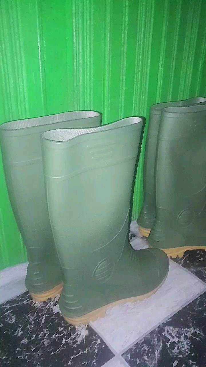 Sepatu Boot Hujan Tinggi Hijau Tebal Premium Anti Licin Tahan Air Pria Wanita Ukuran 39-44 - Foto ulasan pembeli