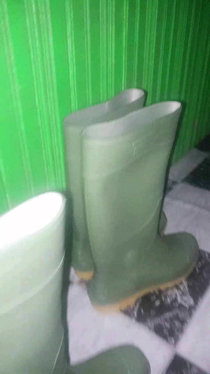 Sepatu Boot Hujan Tinggi Hijau Tebal Premium Anti Licin Tahan Air Pria Wanita Ukuran 39-44 - Foto ulasan pembeli