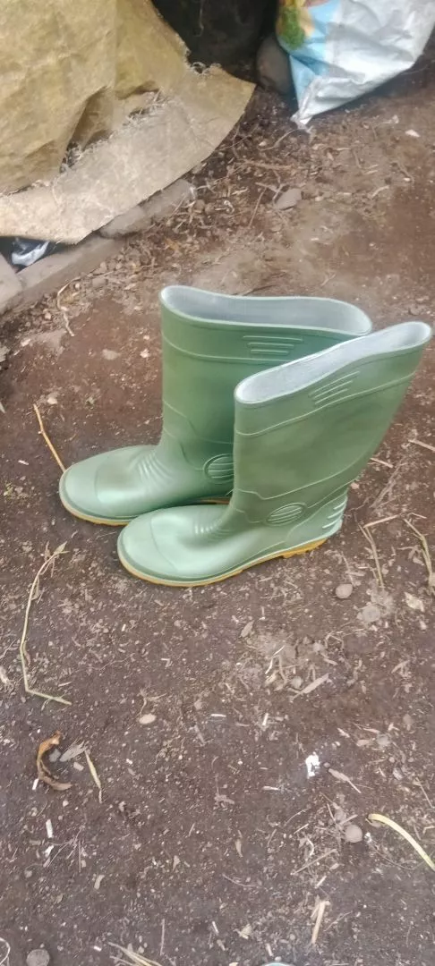 Sepatu Boot Hujan Tinggi Hijau Tebal Premium Anti Licin Tahan Air Pria Wanita Ukuran 39-44 - Foto ulasan pembeli