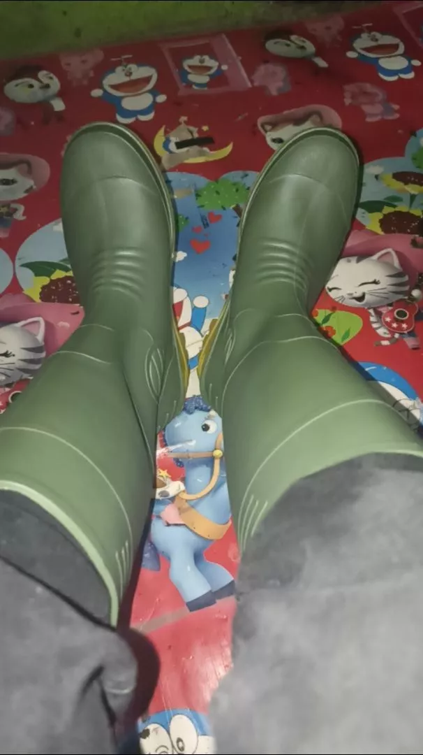 Sepatu Boot Hujan Tinggi Hijau Tebal Premium Anti Licin Tahan Air Pria Wanita Ukuran 39-44 - Foto ulasan pembeli