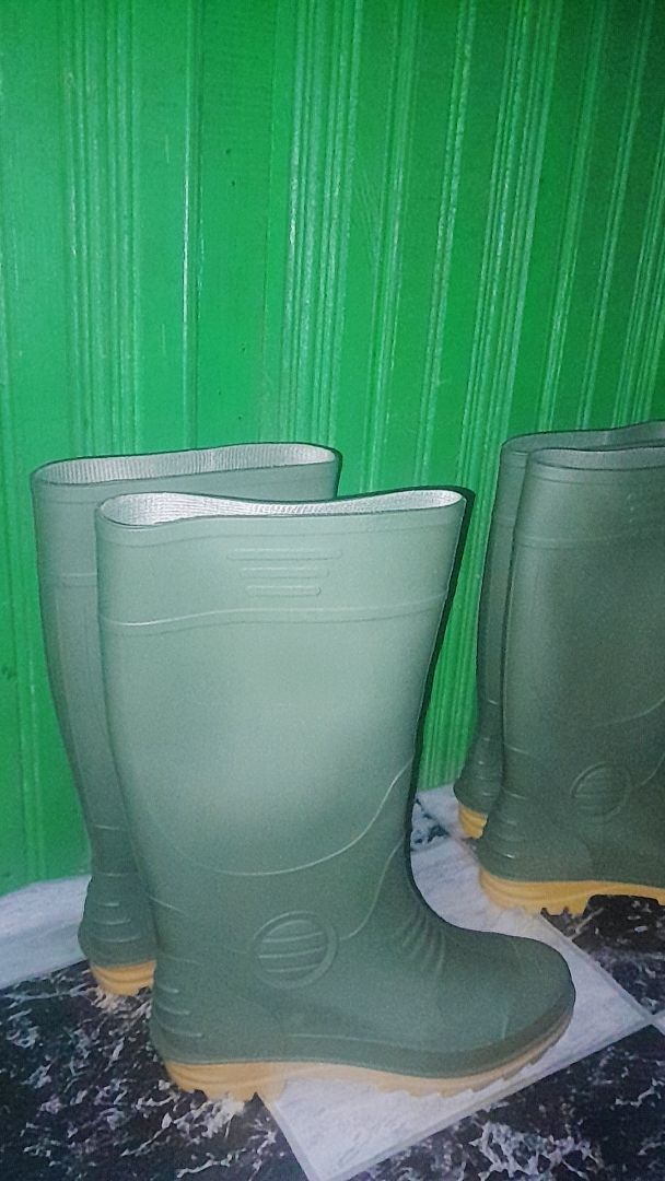 Sepatu Boot Hujan Tinggi Hijau Tebal Premium Anti Licin Tahan Air Pria Wanita Ukuran 39-44 - Foto ulasan pembeli