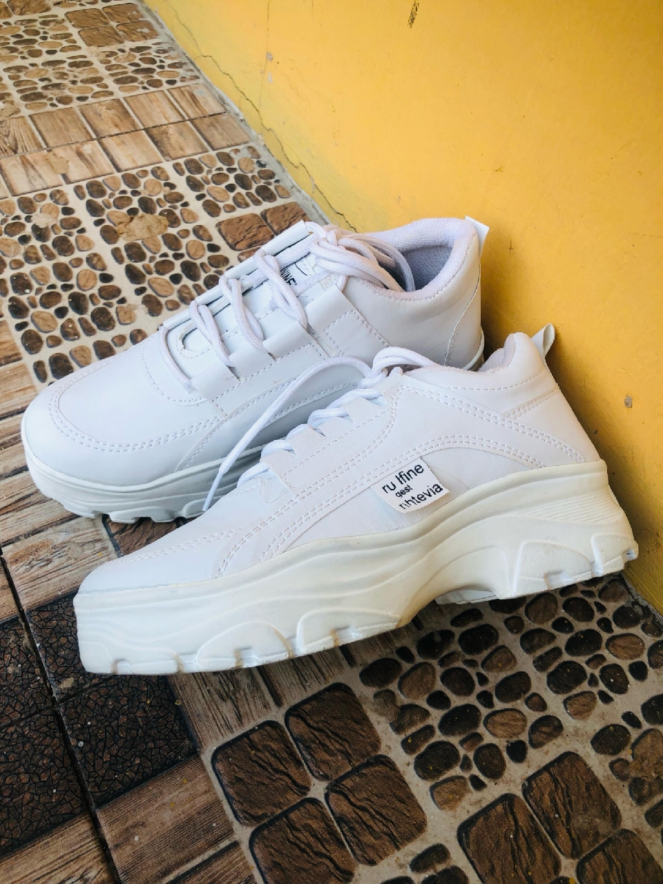 Sepatu Sneaker Wanita Korea Style Terlaris 2024 - foto 2 dari 10