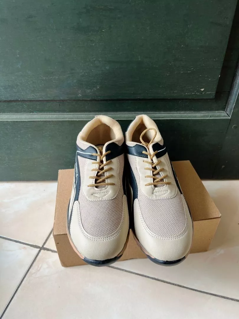 Sepatu Sneakers Pria Sepatu Kasual Pria Kerja Modern - Foto ulasan pembeli