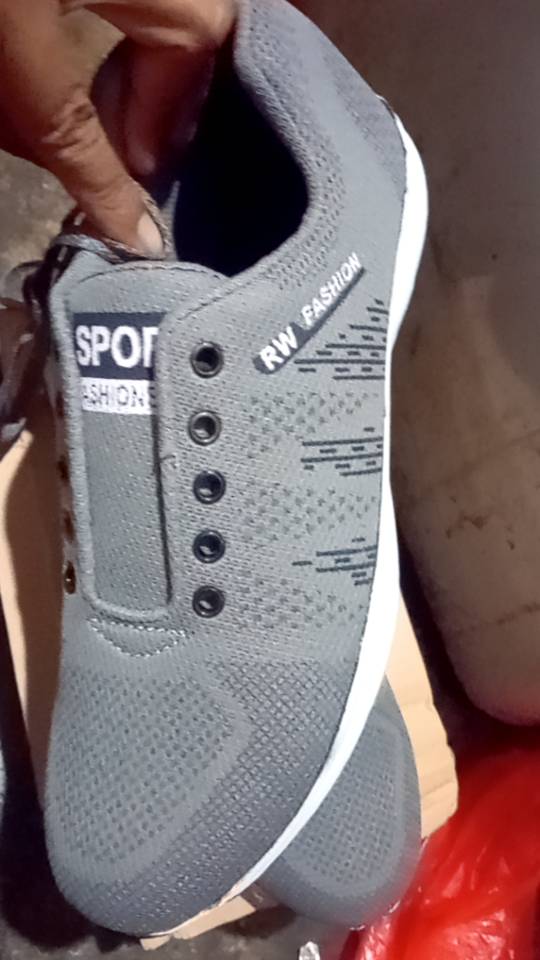 Sepatu Sneakers Pria Wanita Nyaman Tahan Lama - Foto ulasan pembeli