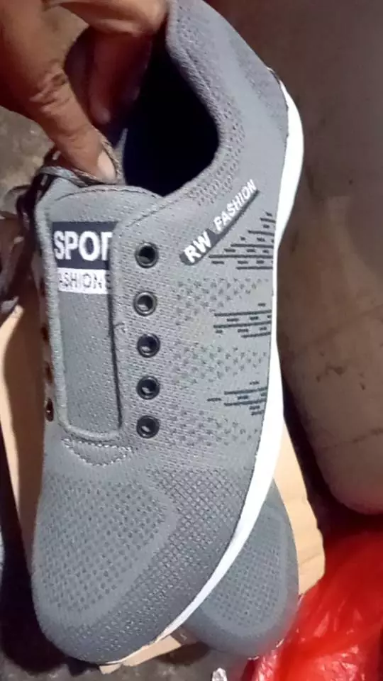 Sepatu Sneakers Pria Wanita Nyaman Tahan Lama - Foto ulasan pembeli