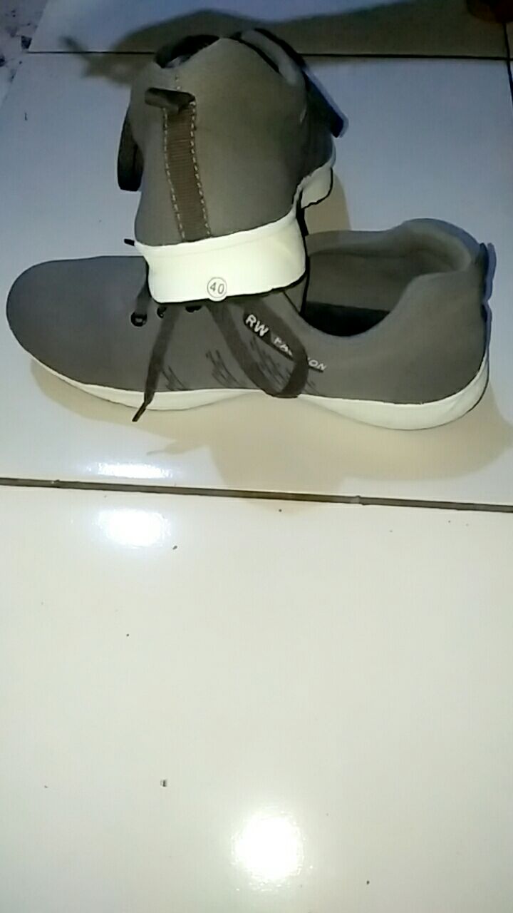 Sepatu Sneakers Pria Wanita Nyaman Tahan Lama - Foto ulasan pembeli