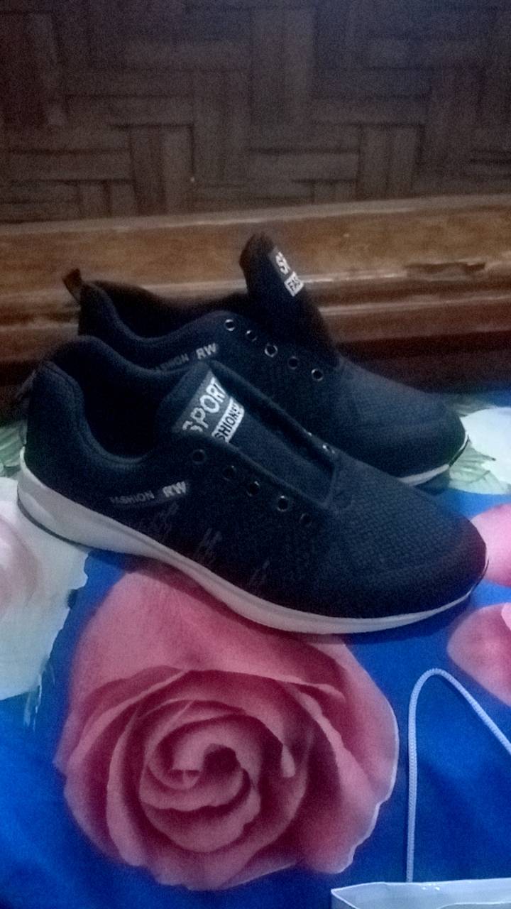 Sepatu Sneakers Pria Wanita Nyaman Tahan Lama - Foto ulasan pembeli