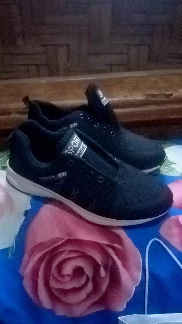 Sepatu Sneakers Pria Wanita Nyaman Tahan Lama - Foto ulasan pembeli
