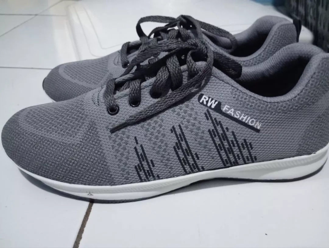 Sepatu Sneakers Pria Wanita Nyaman Tahan Lama - Foto ulasan pembeli