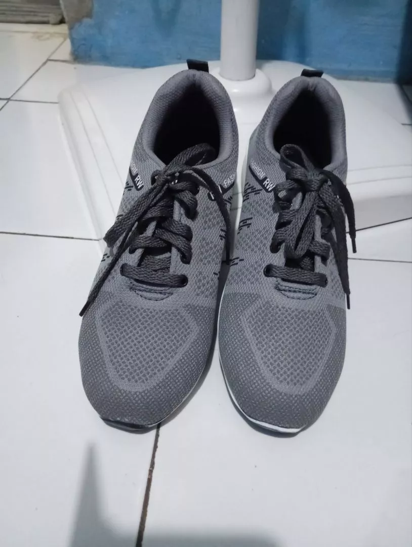 Sepatu Sneakers Pria Wanita Nyaman Tahan Lama - Foto ulasan pembeli