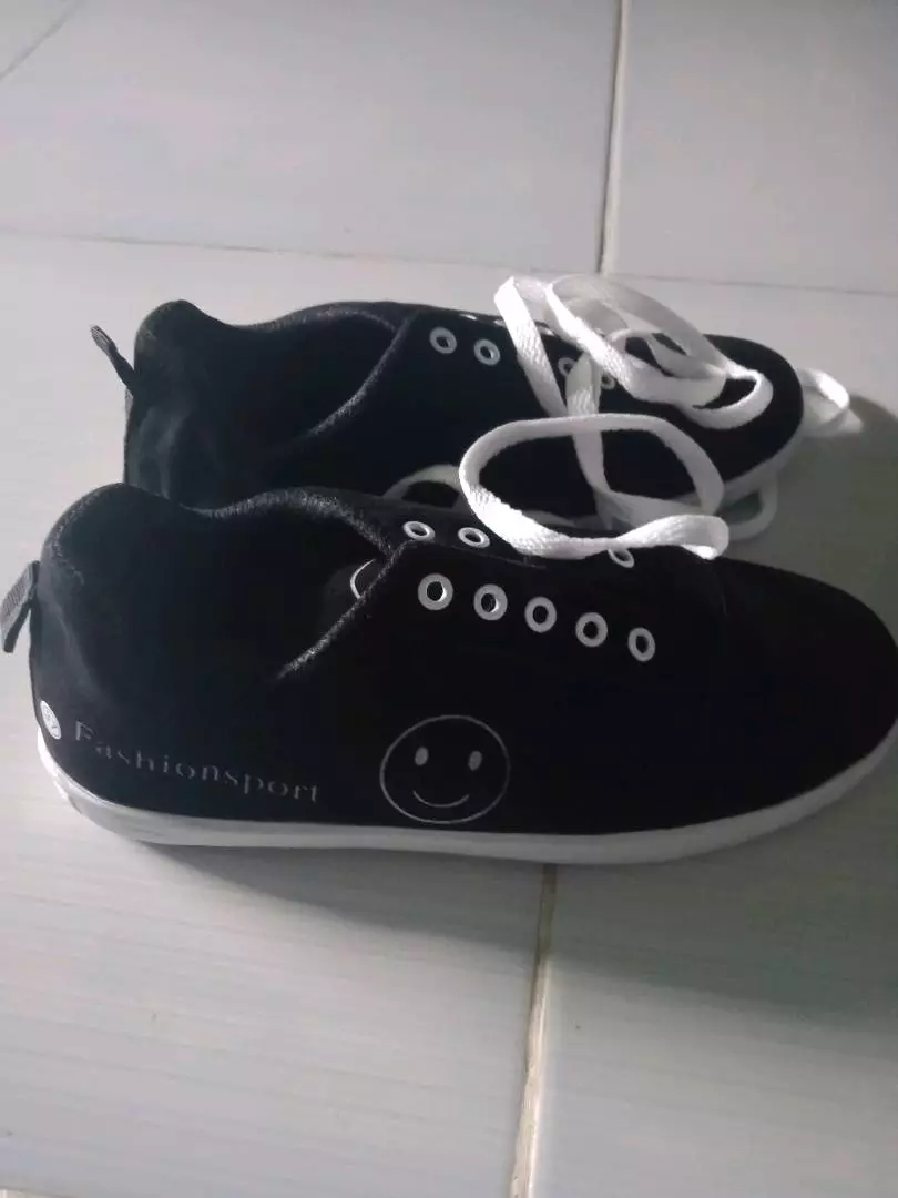Sepatu Sneakers Wanita Motif Emoticon Lucu Smile / Sepatu Fashion Wanita / Sepatu sekolah Perempuan - Foto ulasan pembeli