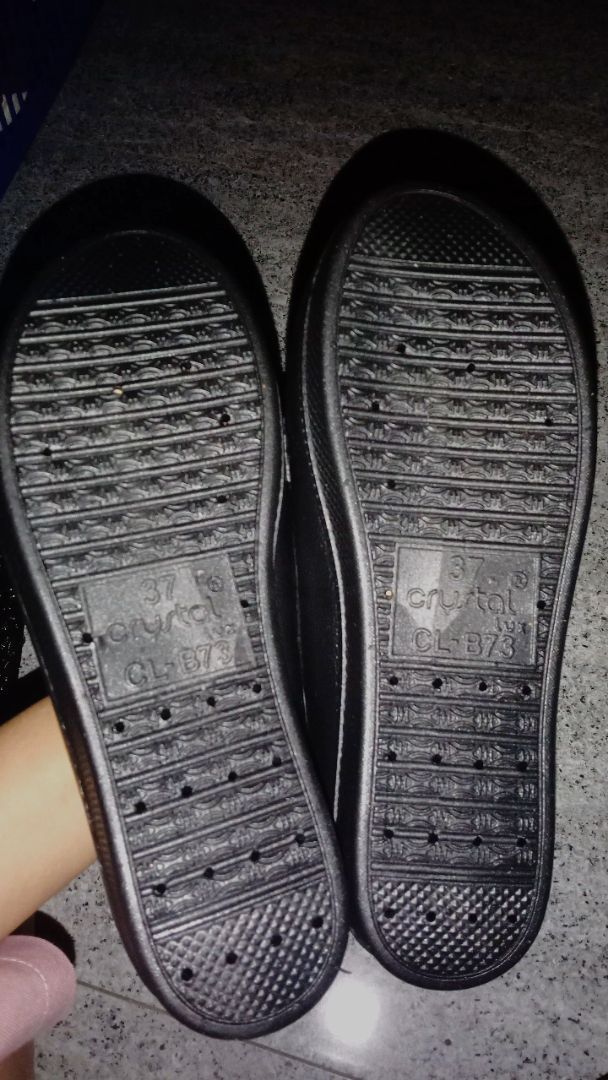 Sepatu Wanita Trendy Premium Anti Slip Nyaman - Foto ulasan pembeli