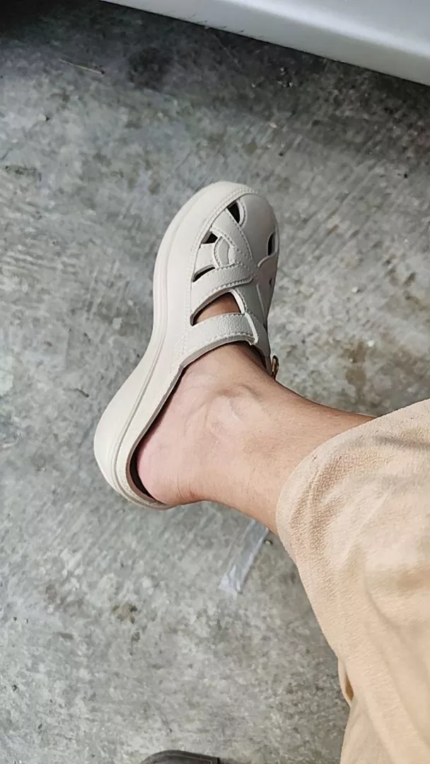 Sepatu Wedges Wanita Empuk Anti Slip 4CM - Foto ulasan pembeli